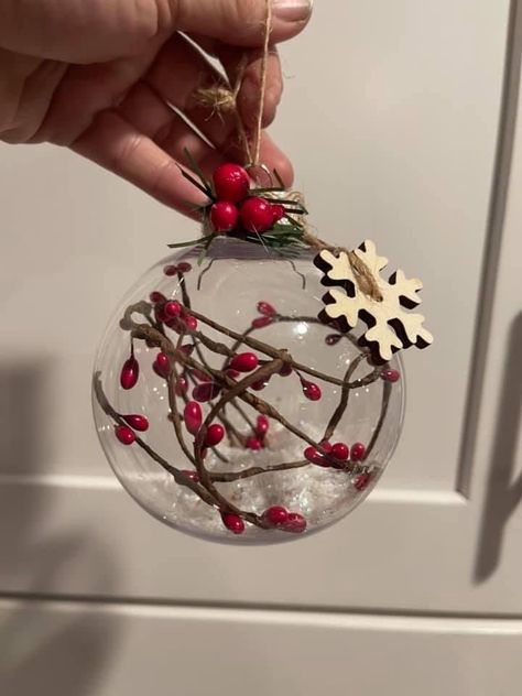 Clear Christmas Ornaments, Christmas Decorations Diy Crafts, Christmas Globes, Mercury Glass Christmas Ornaments, Kids Christmas Ornaments, Christmas Arts And Crafts, Easy Christmas Decorations, Christmas Card Crafts, Holiday Crafts Christmas