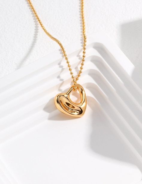 Silver Meaning, Heart Pendant Necklace Gold, Chic Minimalista, Heart Shaped Pendant Necklace, Chic Necklace, Hollow Heart, Heart Shaped Necklace, Silver Heart Pendant, Gold Charm Necklace