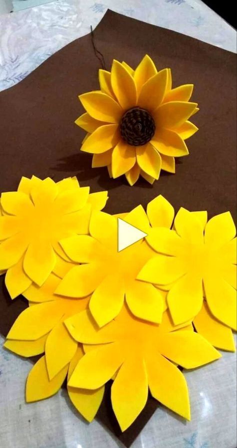 Paper Flower Sunflower, Pot Art Ideas, How To Make Sunflower, Diy Sunflower, Diy Fleur, Sunflower Crafts, Sunflower Party, Pot Art, Paper Sunflowers