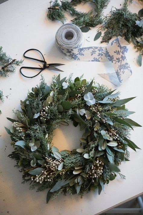 Julkransar Diy, Advent Wreath Diy, Christmas Advent Wreath, Xmas Deco, Christmas Interiors, Xmas Wreaths, Christmas Trends, Deco Floral, Christmas Wreaths Diy