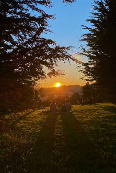 Picnic Sunset Aesthetic, Sunset Picnic Date, 21st Party Themes, Mountain Hiking Aesthetic, Hiking Outfits Summer, Sunset Date, Sunset Watching, Aesthetic Mountains, Ways To Exercise