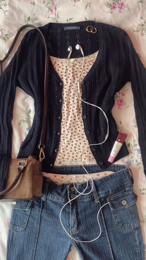 Blouse Layering Outfit, Tank Top With Shirt Outfit, Cute Downtown Outfits, Button Up Top Outfit, Cocette Aesthetic Outfits, Layering Outfits Aesthetic, Book Store Outfit, Downtown Outfits Night, Cute Long Sleeve Outfits