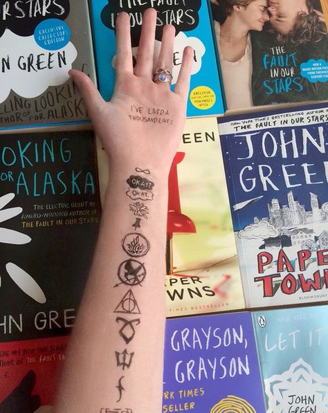 Tatuagem Percy Jackson, Harry Potter Stars, Tattoo Harry Potter, Fandom Tattoos, The Hunger Games Books, Glume Harry Potter, Augustus Waters, Hunger Games Books, Inspiring Books