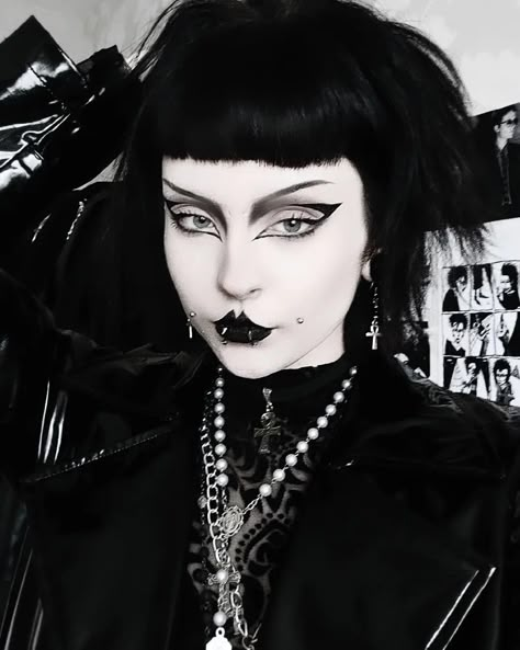 Dewy Goth Makeup, Tradgoth Makeup 80s, Trad Goth Makeup Hooded Eyes, Easy Trad Goth Makeup, Trad Goth Makeup Ideas, Gothic Looks Outfits, Gothic Eyebrows, Trad Goth Hair, Trad Goth Makeup 80s