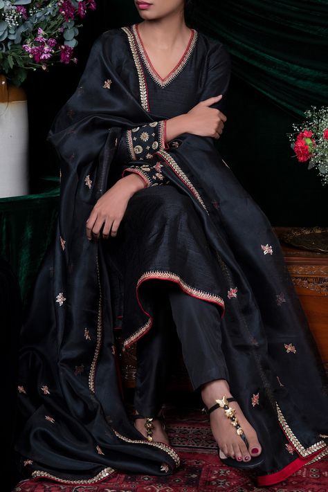 Shop for these amazing collections of Black Degummed Raw Silk Embroidery Zardozi V Neck Kurta Set For Women by Shimai Jayachandra online at Aza Fashions. Embroidery Zardozi, Kurta Set For Women, Silk Kurti, Kurti Designs Party Wear, Boutique Dress Designs, Embroidery Designs Fashion, Kurta With Pants, Manish, Embroidery Suits