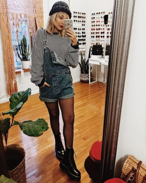 These are comfy dungaree overalls! #overalls #dungarees #jeans #denim Dance Outfit Ideas, Overall Shorts Outfit, Dungaree Outfit, Sweater Tights, Sweater Dress Oversized, Dungarees Shorts, Overalls Outfit, Simple Fall Outfits, Salopette Jeans