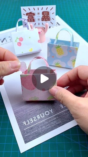 How To Make A Mini Backpack Out Of Paper, Mini Paper Bag Crafts, Mini Paper Bags Diy, Origami Bag Tutorial, Handmade Paper Bags Ideas, Paper Bag Tutorial, Origami Purse, Origami Cute, Origami Hand