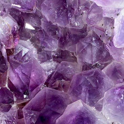 Purple Vibe, Lavender Aesthetic, Crystal Aesthetic, Dark Purple Aesthetic, Aesthetic Purple, Purple Themes, Rainbow Aesthetic, Purple Walls, Amethyst Geode