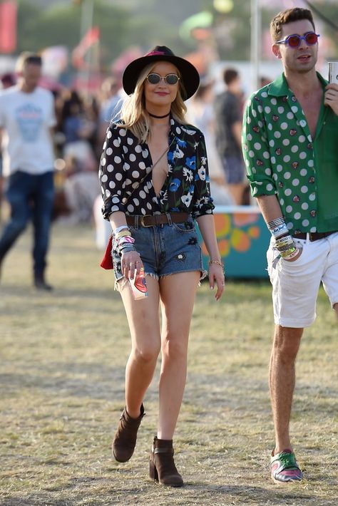 Festival Outfit Rain, Music Festival Looks, Trendy Festival Outfits, Outfit Rain, Winter Festival Outfit, Boho Festival Outfit, Festival Outfit Inspiration, British Celebrities, Summer Festival Outfit