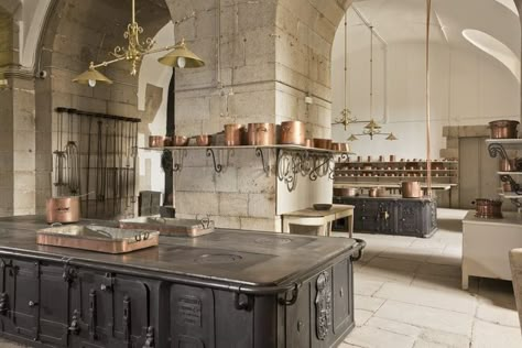 Palace Kitchen Royal, Bloxburg Castle Kitchen Ideas, Royal Kitchen Aesthetic, Castle Aesthetic Kitchen, Castle Kitchen Aesthetic, Kitchen Castle, Madrid House, Palace Kitchen, بيوت ملكية