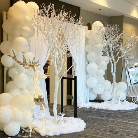 Winter Balloon Garland Backdrop, White Christmas Theme Party Ideas, Winter Wonderland Sweet 16 Balloons, Winter Wonderland Festival Ideas, Winter Formal Photo Backdrop, Winter Ball Dance Decorations, White Winter Balloon Garland, Winter Back Drop Ideas, Winter Wonderland Backdrop Ideas Diy