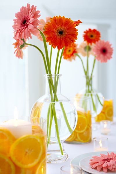 Simple Bridal Shower Decorations, Daisy Centerpieces, Summer Table Decorations, Table Centerpieces Diy, Communion Ideas, Simple Bridal Shower, Spring Bridal Shower, Summer Bridal Showers, Fleur Orange