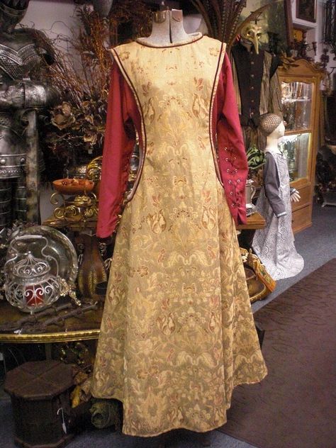 Sideless Surcoat, Gaun Abad Pertengahan, Female Pirate Costume, Medieval Party, Medieval Gown, Medieval Garb, Romantic Life, Medieval Costume, Medieval Dress