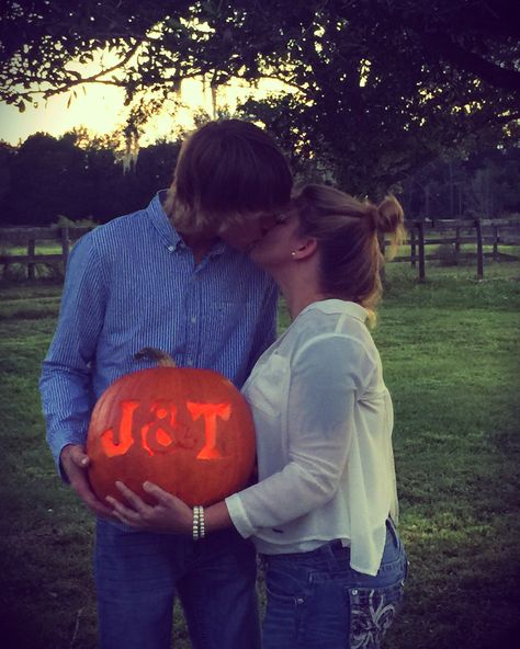 Couples Carved Pumpkin Relationship Pumpkin Carving, Pumpkin Carving Ideas With Boyfriend, Pumpkin Carving Couples Ideas, Couples Pumpkin Painting Ideas, Pumpkin Carving Couples, Cute Pumpkin Carving Ideas For Couples, Couples Pumpkin Painting, Cute Couple Pumpkin Carving, Pumpkin Carving With Boyfriend