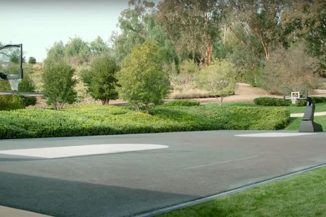 Kim Kardashian takes fans inside $23M home she bought from Kanye Kim Kardashian House, Kim Kardshian, Kim Kardashian Home, Vogue Video, Kardashian House, Home Basketball Court, Curved Couch, Giant Vegetable, Calabasas Homes