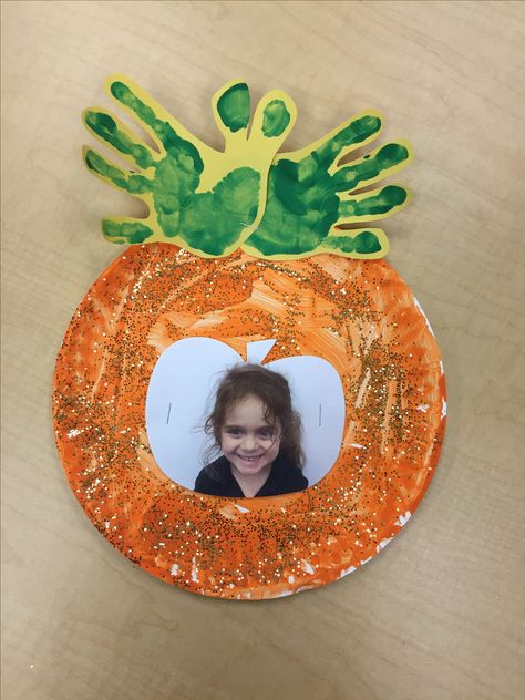 Holloween Decore Idea Classroom, Fall Pre K Craft Ideas, Fall Prek Craft Ideas, Photo Craft Preschool, Pumpkin Picture Frame Craft, Pumpkin Craft Handprint, Pumpkin Picture Crafts Preschool, Pumpkin Pre K Craft, Fall Pre K Art Projects