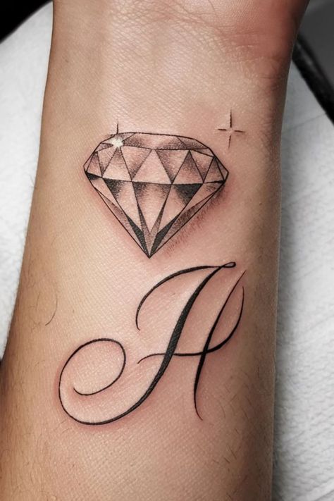 Diamond with a sparkle above a cursive letter "H" tattooed on a forearm. Jewel Tattoos For Women, Diamond Tattoo Designs For Women, Beautiful Tattoos For Women Unique, Tattoos For Women Elegant, Women Tattoo Inspiration, Small Diamond Tattoo, Tattoo Diamond, Diamond Tattoo Designs, Tattoo Ideas For Females