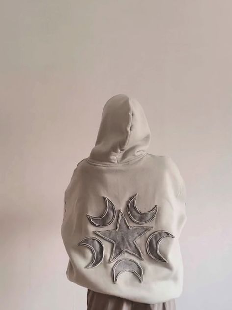 Hoodie Decoration Diy, Hoodie Diy Paint, Star Hoodie Diy, Sewing Sweatshirts Diy, Drawing On Hoodie, Creative Hoodie Design Ideas, Hoodie Painting Ideas, Diy Clothing Design Ideas, Diy Hoodie Ideas