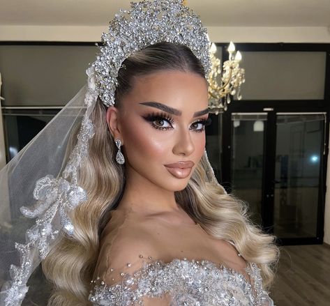 Hollywood Waves With Veil, Wedding Hairstyles With Crown, Wedding Eye Makeup, Wedding Dress Jewelry, Ombre Hair Blonde, Bridal Hair Inspiration, Wedding Bridal Veils, Wedding Dress With Veil, Glam Hair