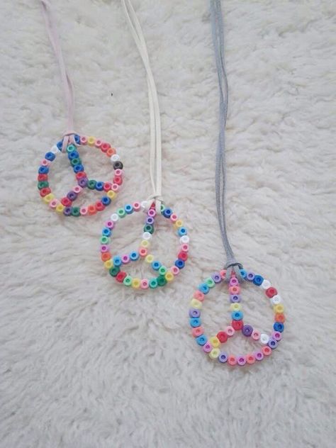 Peace swap Peace Sign Party, Girl Scout Swap, Peace Sign Necklace, Girl Scout Crafts, Scouts Crafts, Motifs Perler, Girl Scout Troop, Camping Crafts, Perler Patterns