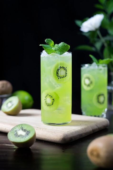 Kiwi Starfruit Refresher (Starbucks Copycat) - Moody Mixologist Star Fruit Recipes, Refresher Starbucks, Kiwi Drink, Kiwi Recipes, Kiwi Juice, Restaurant Drinks, Citrus Squeezer, Peach Syrup, Matcha Drink