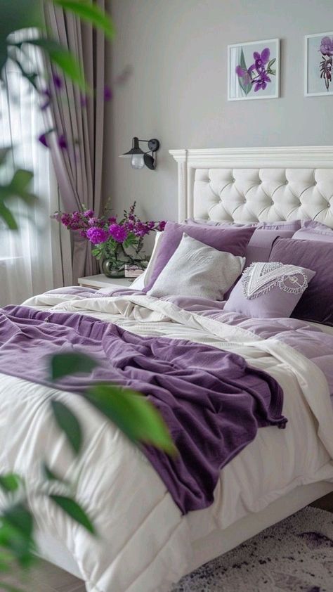 Purple Accent Bedroom, Lavender Bedroom Decor, Bedroom Aesthetic Vintage, Purple Bedroom Ideas, Lavender Bedroom, Beautiful Bed Designs, Purple Bedroom Decor, Lavender Room, Purple Bedrooms