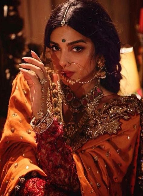 South Asian Aesthetic, Saree Draping Styles, Royalty Aesthetic, Indian Photoshoot, Indian Woman, Indian Bridal Fashion, Vintage Bollywood, Indian Aesthetic, Indian Attire