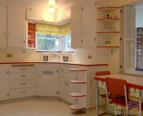 Rounded corner shelves, edges painted in contrasting color (red or turquoise). Red And White Decor, 1940 House, Capsule House, 1940s Kitchen, Red And White Kitchen, Old Fashioned Kitchen, Vintage Homes, 1950s Kitchen, Retro Renovation