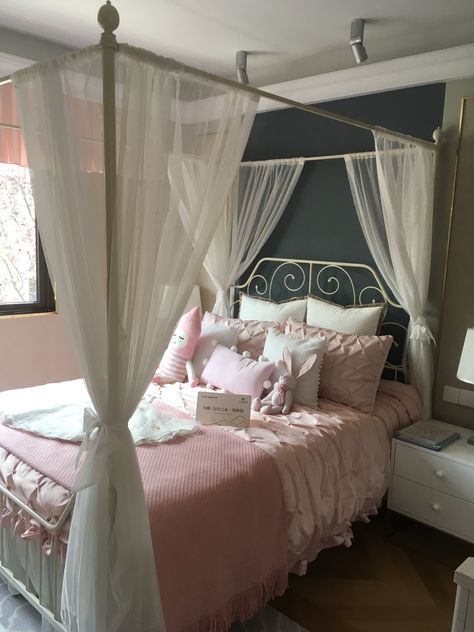 Pink Canopy Bed Aesthetic, Curtains On Bed, Vintage Coquette Bedroom, Bed Curtains Aesthetic, Vintage Coquette Room, Old Money Interior Design, Princess Bed Canopy, Adults Bedroom, Canopy Bed Curtains