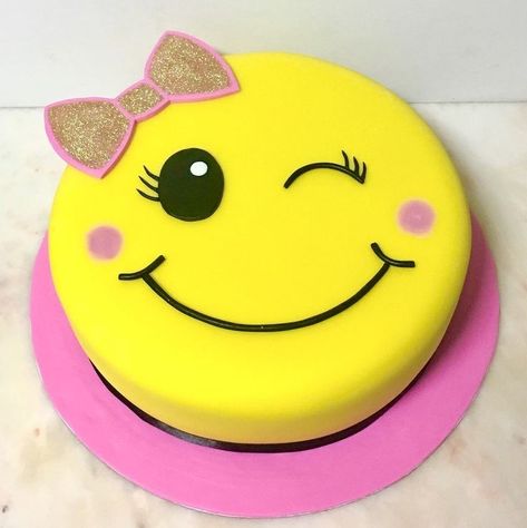 Smiley Face Cake, Emoji Party Decorations, Emoji Birthday Cake, Emoji Cake, Face Cake, Emoji Birthday Party, Buckwheat Cake, Mini Torte, Yoghurt Cake