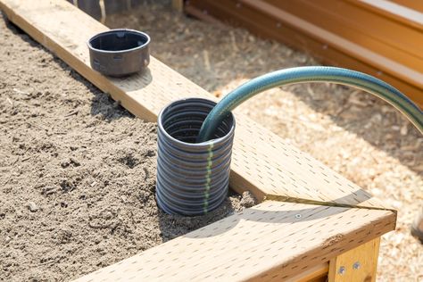 Learn how to install the irrigation system in a self-watering raised bed with this helpful step by step guide. Raised Garden Beds Irrigation, Watering Raised Garden Beds, Garden Watering System, Vegetable Garden Raised Beds, Planter Beds, Diy Raised Garden, Raised Garden Beds Diy, Raised Planter, Self Watering Planter