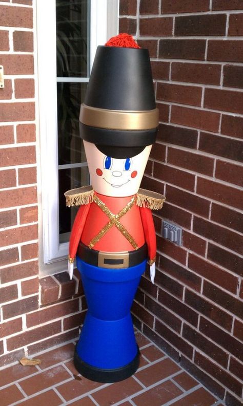 Outdoor Clay Pot Nutcracker ~ For a smaller "kid-friendly" version use styrofoam cups in place of the pots. Make arms from rolled paper :) Pot Christmas Decorations, Clay Pot Projects, Nutcracker Christmas Decorations, Flower Pot People, Tanaman Pot, Pot People, Christmas Soldiers, Flower Pot Art, Painted Terracotta