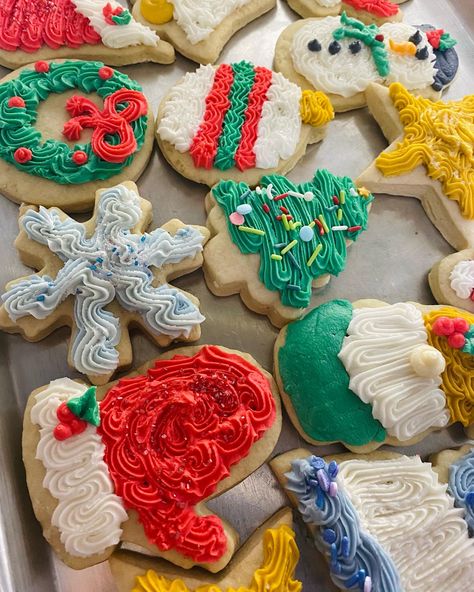 Buttercream Icing Christmas Cookies, Holiday Cookies Decorated Buttercream, Butter Cream Cookies Decorated, Christmas Cookies Decorated With Buttercream, Decorated Cookies With Buttercream, Christmas Sugar Cookies With Buttercream, Christmas Sugar Cookies Decorated Buttercream, Christmas Sugar Cookies Buttercream, Buttercream Sugar Cookies Christmas