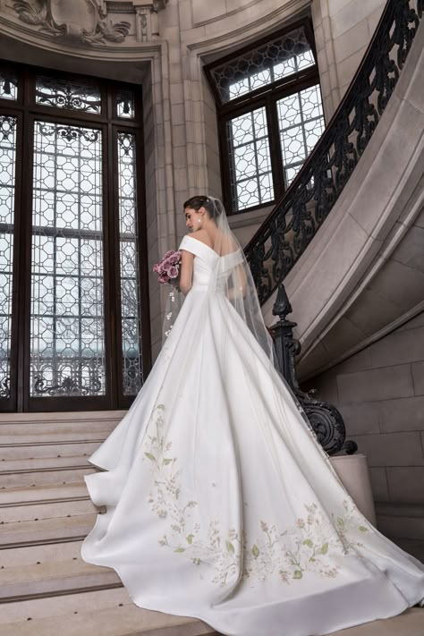 Sareh Nouri Spring 2020 - The Royal Collection Dress: Eugenie and The Dutchess Veil Bridal Gowns & Veils. Sareh Nouri, www.sarehnouri.com, @sarehnouri Photographer: Mani Zarrin Headpieces: Paris by Debra Moreland Makeup: Samatha Agostino Makeup Sareh Nouri Bridal, Wedding Train, Wedding Dress V Neck, Ethereal Wedding Dress, Sareh Nouri, Royal Train, Bridal Cap, Wedding Inspirasi, Gold Wedding Dress