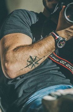 Compass Tattoo Men, Compass Tattoo Design, Tattoo Trend, Map Tattoos, Cool Forearm Tattoos, Cat Tattoos, Tiny Tattoo, Inked Magazine, Diy Tattoo