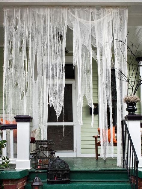 Hanging torn muslin fabric will tell your guests that this is going to be a great Halloween party. Simple Outdoor Halloween Decor, Halloween Entrance, Spooky Porch, Dyi Costume, Diy Halloween Porch, Emoji Costume, Halloween Entryway, Halloween Emoji, Diy Halloween Dekoration