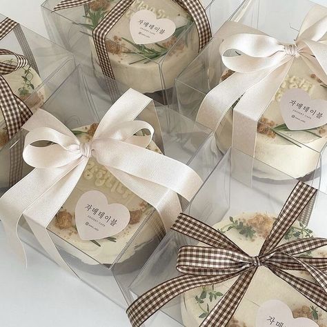 Bento Cake Packaging Ideas, Mini Cakes Packaging, Bento Cake Packaging, Mini Cake Packaging Ideas, Mini Cake Packaging, Cake Boxes Packaging, Xmas Hampers, Deserts Cupcakes, Eid Cake