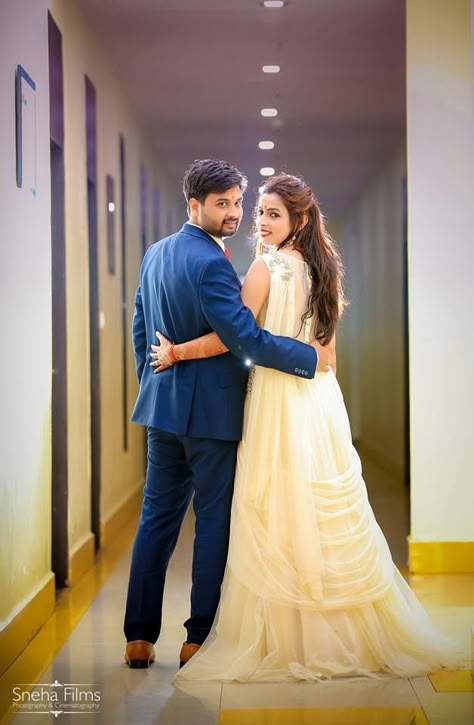 Photo #5 from Sneha films "Sneha & Prahsant" album Reception Photo Poses, Pre Wedding Poses Photo Ideas, Capal Photo Poses, Wedding Stills Couples, Couple Stills For Wedding, Reception Pictures Wedding, Priweding Photos Indian, Sagai Photos, Engagement Pose Ideas