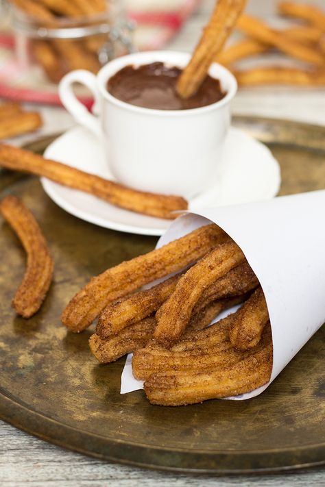 These Churros Con Chocolate are undeniable Spanish breakfast favorites. I can understand why! Churros Recipes, Spanish Breakfast, Baked Churros, Churros Con Chocolate, Homemade Churros, Latin American Recipes, Brunch Inspiration, Churros Recipe, Chef Inspiration