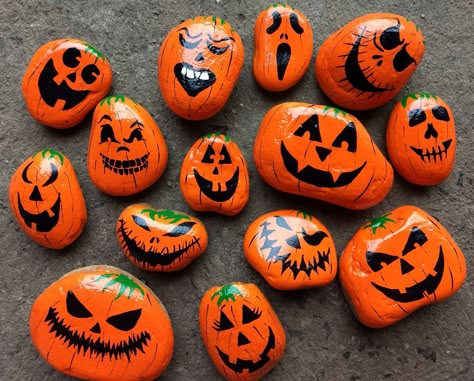 Pumpkin painted rocks Painting Rocks Ideas Fall, Pumpkin Painted Stones, Halloween Kindness Rocks, Rock Pumpkin Painting, Painted Rocks For Halloween, Pumpkin Rocks Painted, Jack Pumpkin Painting, Painted Rocks Halloween, Fall Painted Rocks Ideas