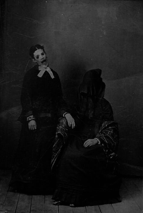 Scary Photos, Creepy Vintage, Creepy Photos, The Boogeyman, Momento Mori, Creepy Pictures, Post Mortem, Arte Obscura, Arte Horror