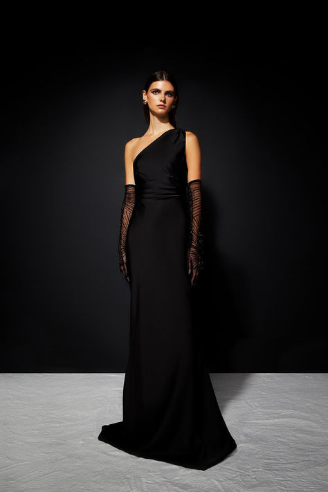 Black Floor Length Dress Evening Gowns, One Arm Dress Classy, Glamour Outfit Classy, Dress With Gloves Classy, Black Dress With Gloves, Gown With Gloves, Autumn Shoot, Black Tie Outfits, Dress And Gloves