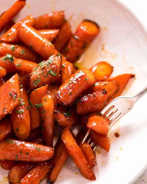 Brown Sugar Glazed Carrots in a white dish, ready to be served Brown Sugar Glazed Carrots, Appetizers Thanksgiving, Glazed Carrots Recipe, White Dish, Recipetin Eats, Glazed Carrots, Carrot Recipes, Veggie Side Dishes, Thanksgiving Menu