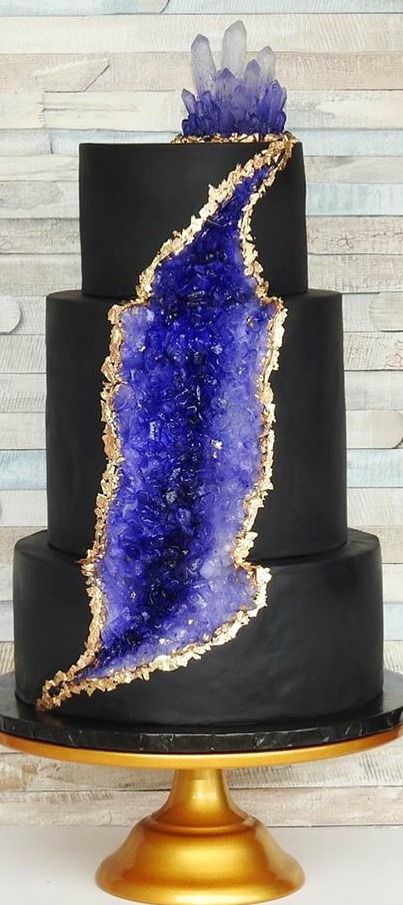 Purple Black And Gold Birthday Cake, Geo Cakes, Geode Cakes, Black Geode Cake, Cristal Cake, Crystal Wedding Cake, Crystal Birthday Cake, Geo Cake, Geode Cake Wedding