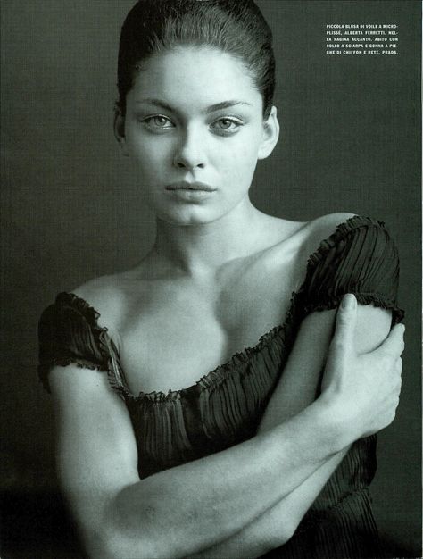 Alexa Davalos, Vogue Archive, St Cloud, Posing Guide, Vogue Italia, Fashion Magazine, Prada, Vogue, Reading