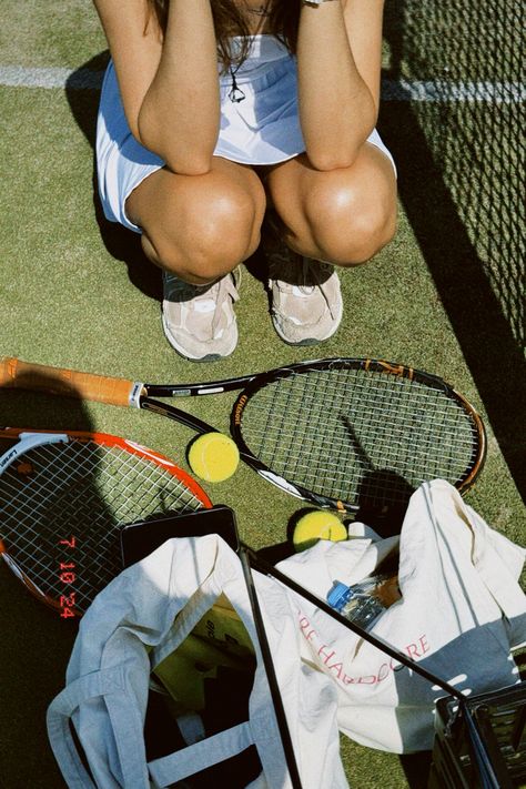 #aesthetic #tennis #tennisball Play Tennis Aesthetic, Retro Tennis Aesthetic, Tennis Photo Ideas, Aesthetic Tennis Pictures, Vintage Tennis Aesthetic, Sporty Editorial, Tennis Aesthetic Vintage, Tenis Aesthetic, Tennis Vibe