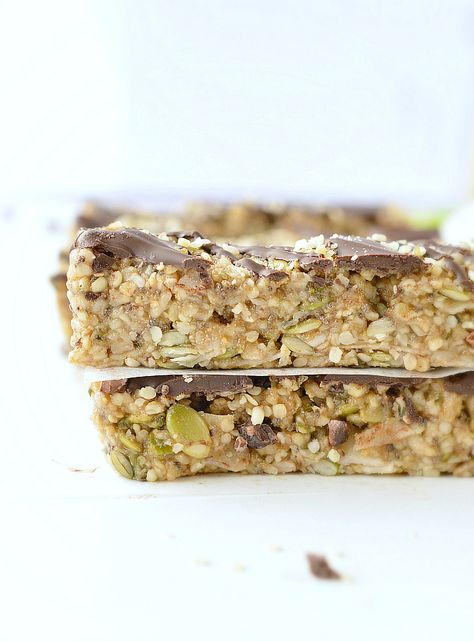 KETO GRANOLA BARS - easy chewy no-bake hemp seeds bars 100 % Nut Free + Grain Free + Vegan with only 4.4 net carbs and 11 g protein per bars. #nobake #ketorecipes #ketogenicrecipes #ketobreakfast #ketogranolabars #granolabars #seedbars #hempseedsbars #hempseed #nutfreebars #nutfreegranolabars #lowcarbrecipes #lowcarbbreakfast #lowcarbgranolabars Keto Granola Bars, Hemp Hearts Recipes, Nut Free Granola Bars, Low Carb Granola Bars, Veggie Keto, Grain Free Vegan, Easy Granola Bars, Seed Cycling, Seed Bars