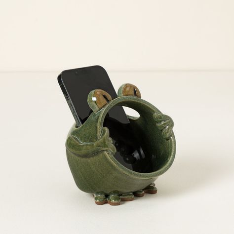 Turn it up: This amphibian-shaped phone amplifier helps boost the volume of your calls and favorite songs played through the frog's ceramic mouth. Phone Amplifier Clay, Pottery Inspiration, Phone Speaker, Ceramics Projects, Clay Art Projects, Unique Ceramics, Pottery Ideas, Clever Design, Cute Creatures