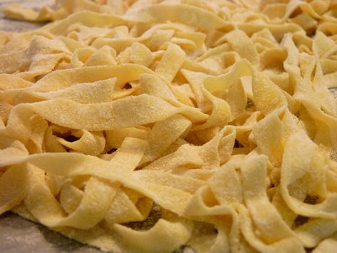 Come fare la pasta all'uovo fatta in casa Egg Pasta Recipe, Pasta Flour, Pasta Italiana, Egg Pasta, Pasta Fatta In Casa, Pasta Dough, Best Food Ever, Pasta Fresca, Italian Pasta