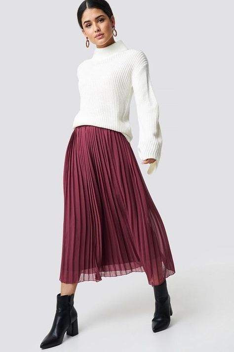 Burgundy Skirt Outfit, Jazz Outfit, Pleated Skirt Winter, Skirt Outfits With Boots, Midi Rock Outfit, Pretty Wardrobe, Burgundy Midi Skirt, Pleated Skirt Outfits, Royal Wardrobe